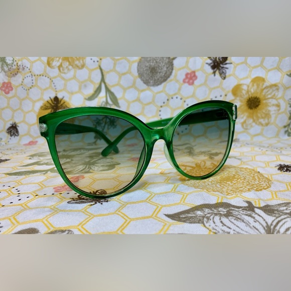 Accessories - Groovy Green Sunnies